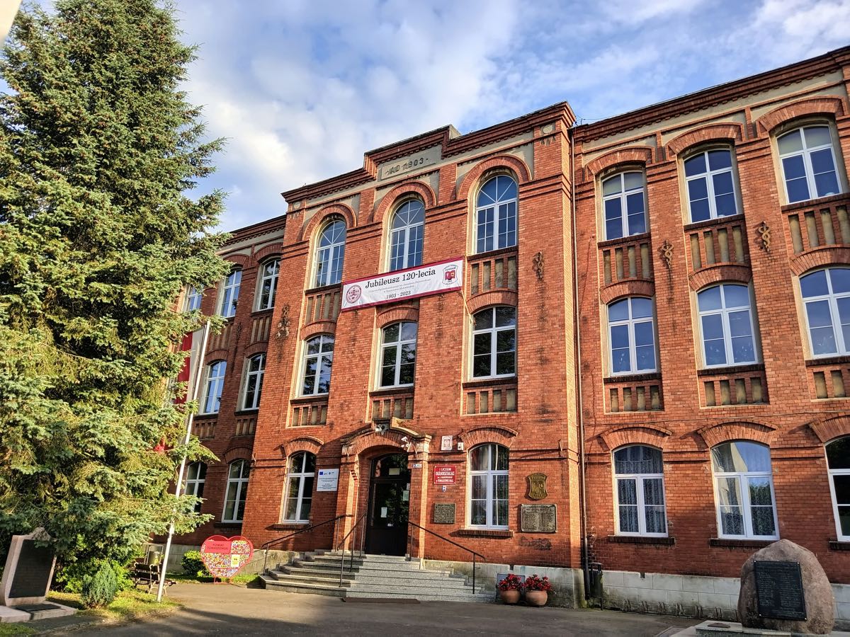 Inwentaryzacja placówek edukacyjnych w Polsce - zabytkowy budynek szkoły ogólnokształcącej, spis wyposażenia sal i laboratoriów