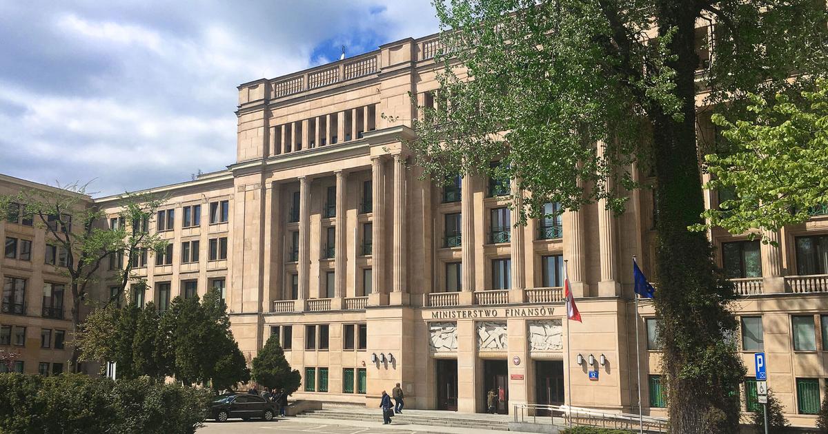 Główna księgowa weryfikuje strukturę JPK_KR_PD na ekranie podczas przygotowywania pliku JPK CIT 2026 do złożenia z zeznaniem CIT-8