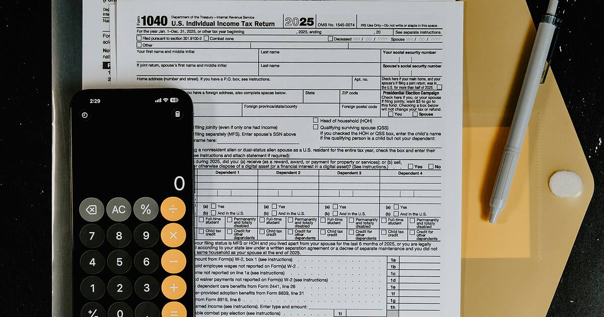 Dokumenty finansowe, kalkulator i długopis — analiza dokumentacji inwentaryzacyjnej i protokołu różnic