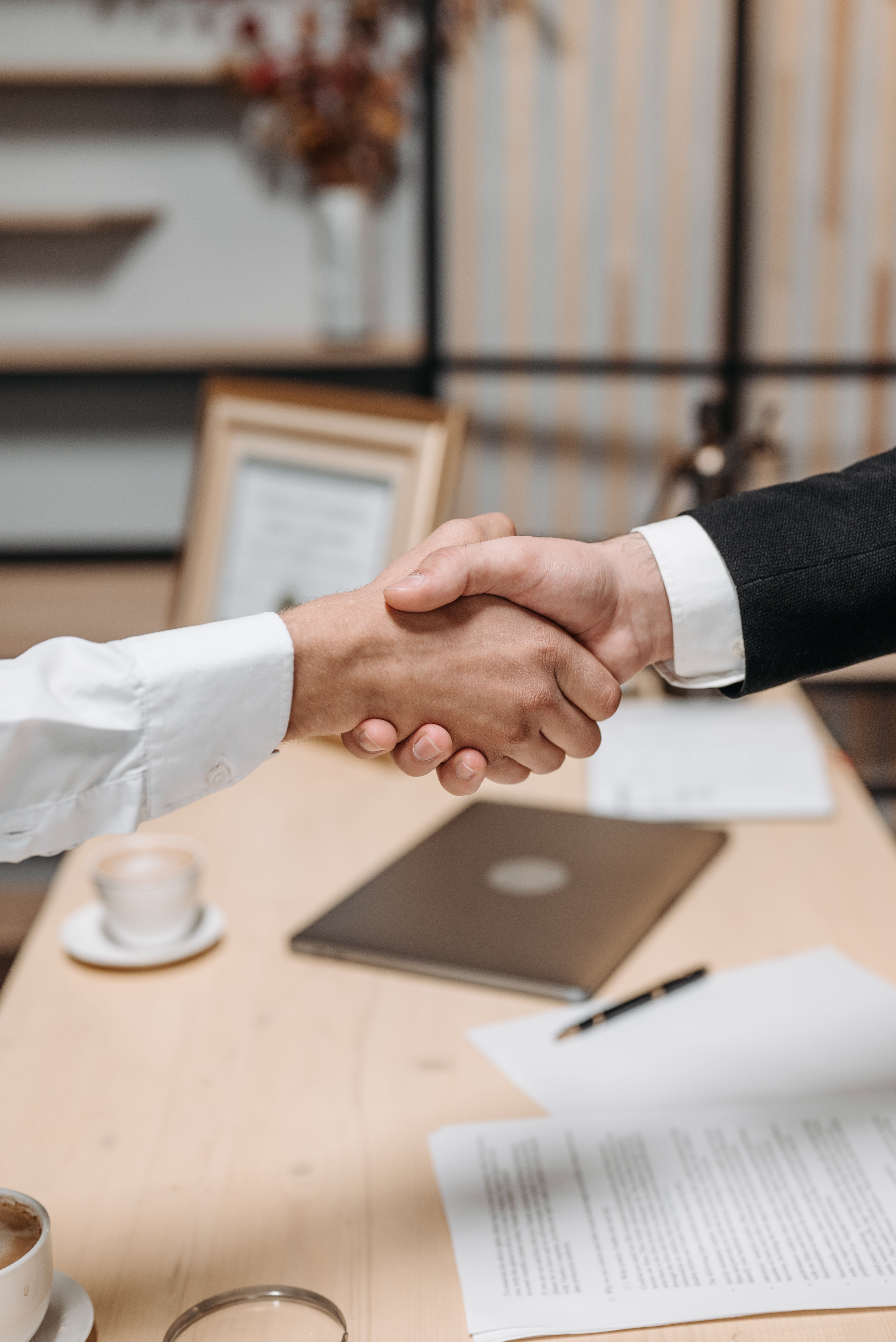 Uścisk dłoni symbolizujący zaufanie i partnerstwo w biznesie